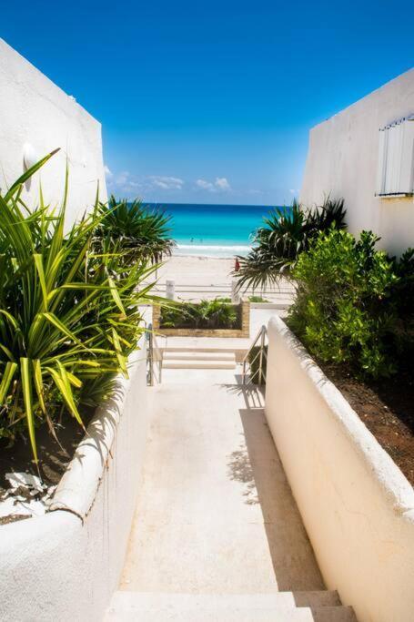 Ocean front Villa, best locacion in hotel zone Cancún Exterior foto