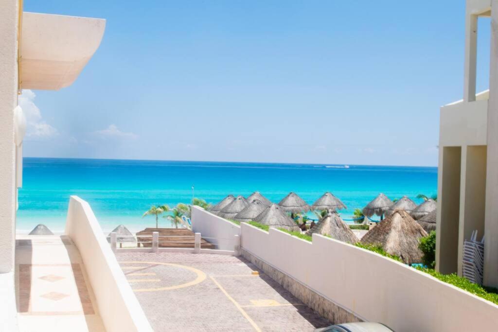 Ocean front Villa, best locacion in hotel zone Cancún Exterior foto